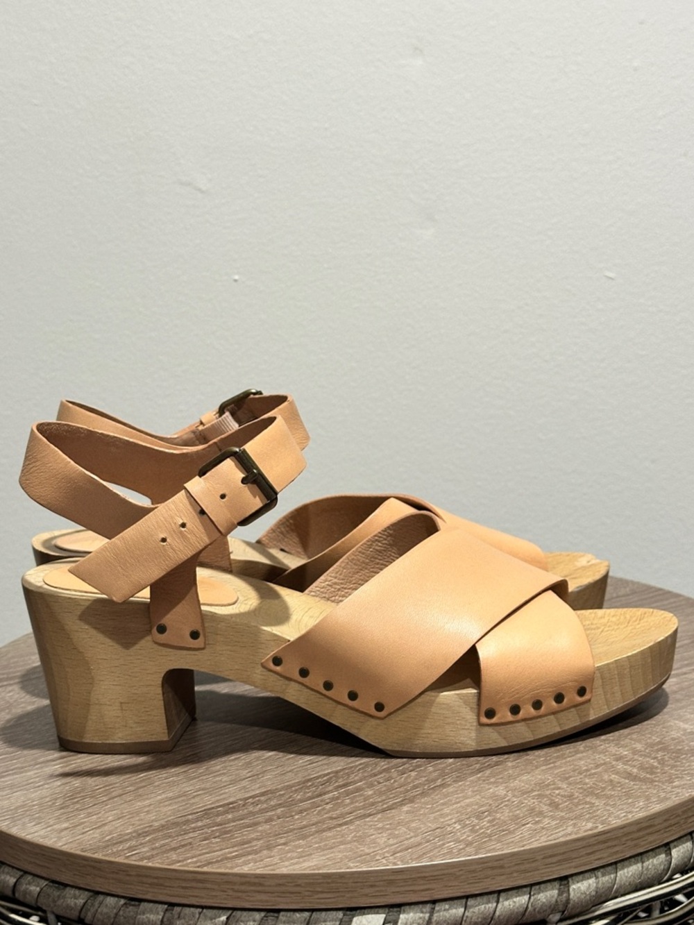 Madewell The Johanna Crisscross Clog Leather Sandal - Picture 3 of 13